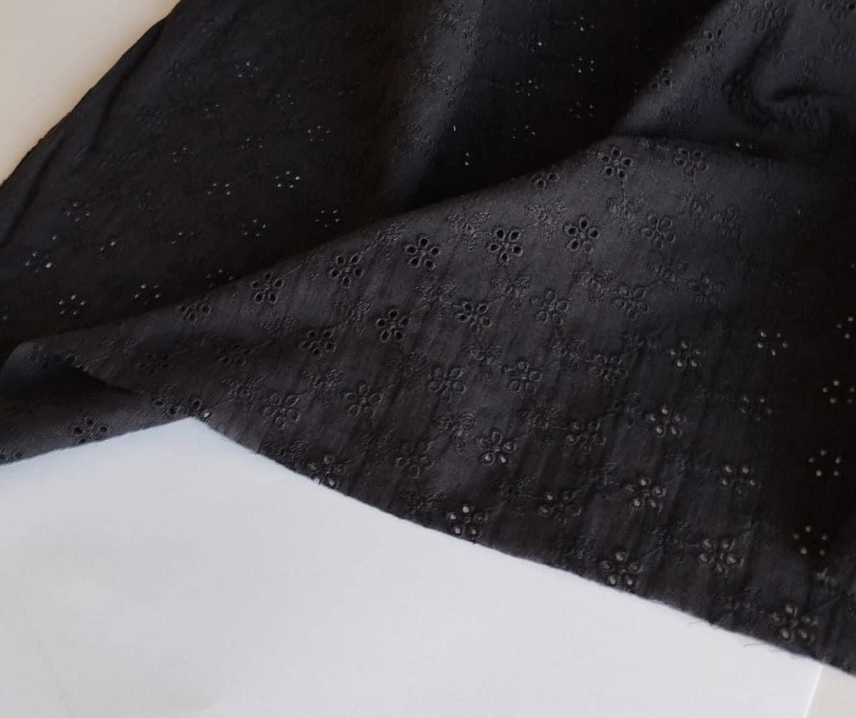 Svart Bomullstyg med broderade blommor Outlet