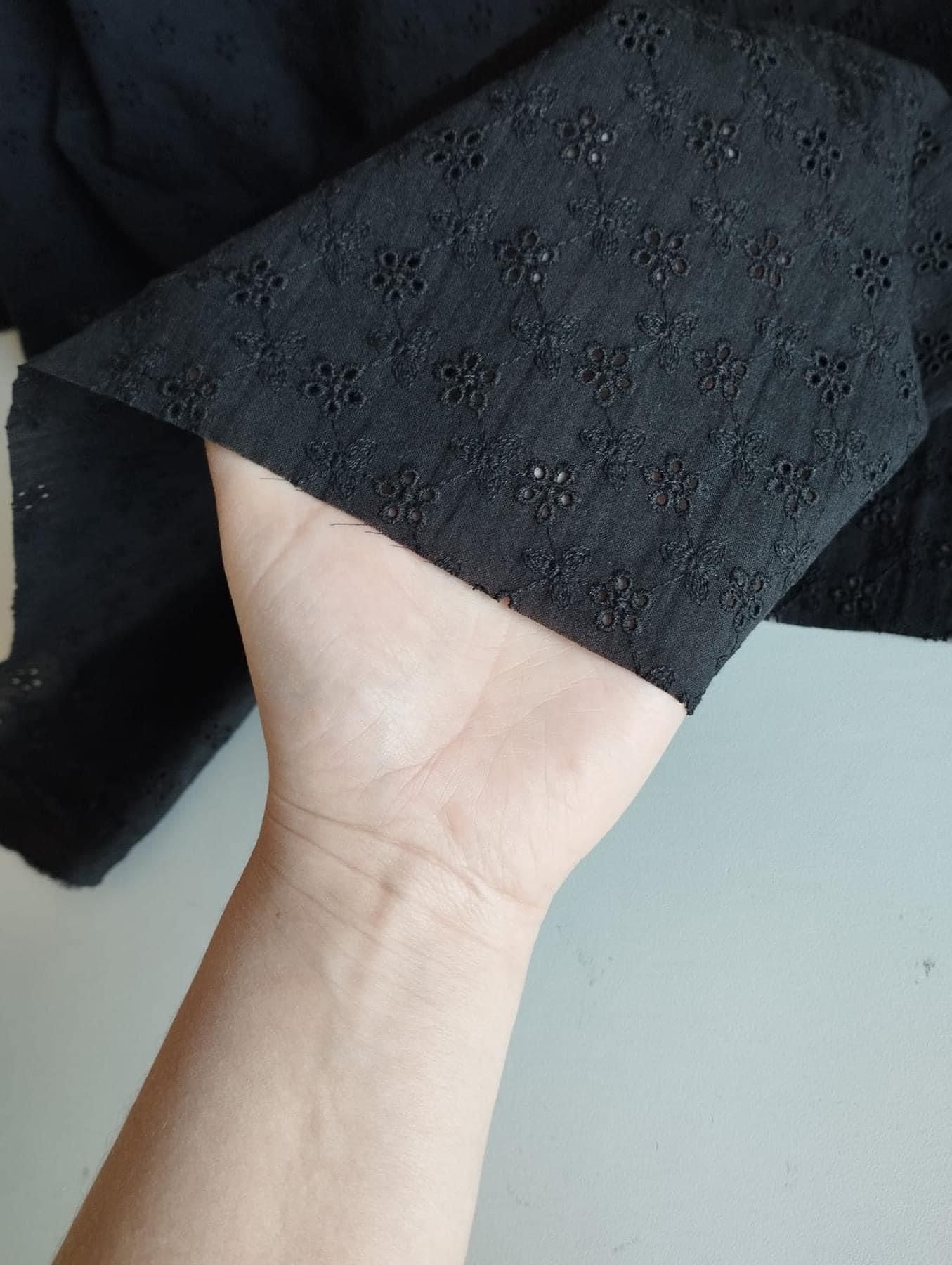 Svart Bomullstyg med broderade blommor Outlet