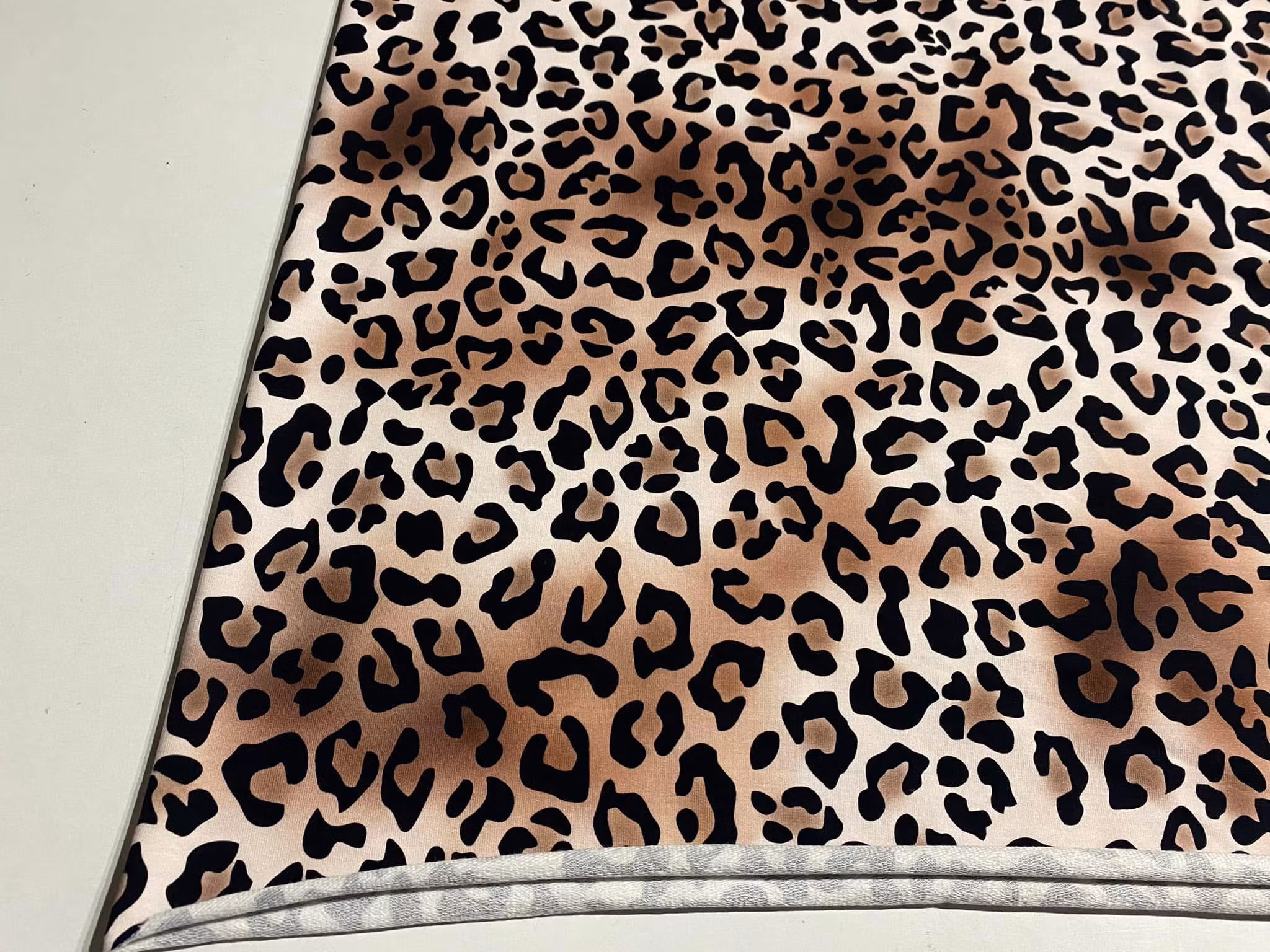 Tyg tyger Leo leopard college jogging öglad baksida