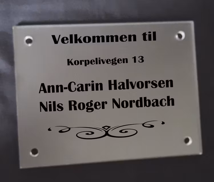 Dørskilt i akryl