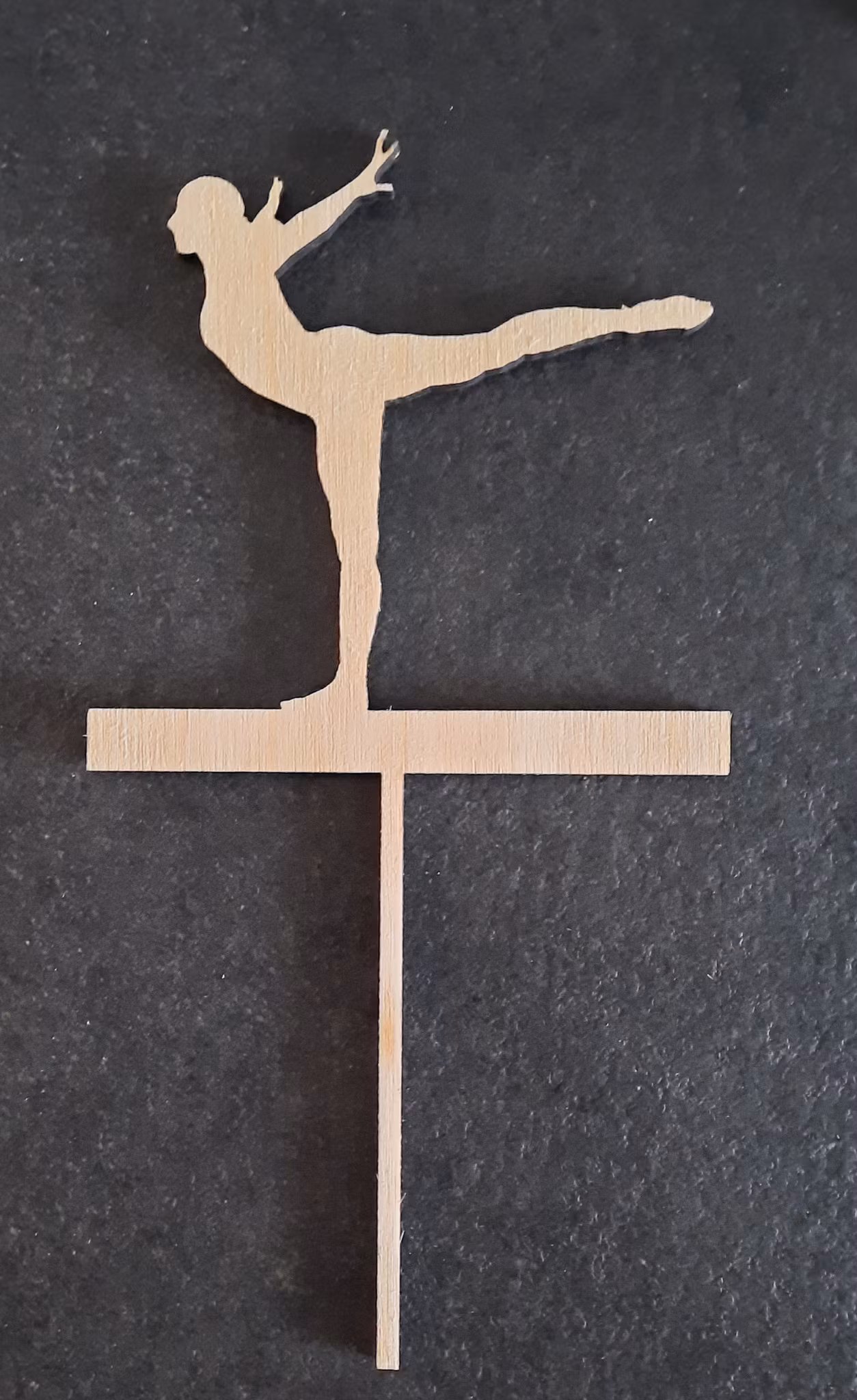 Kaketopp med figur og navn
