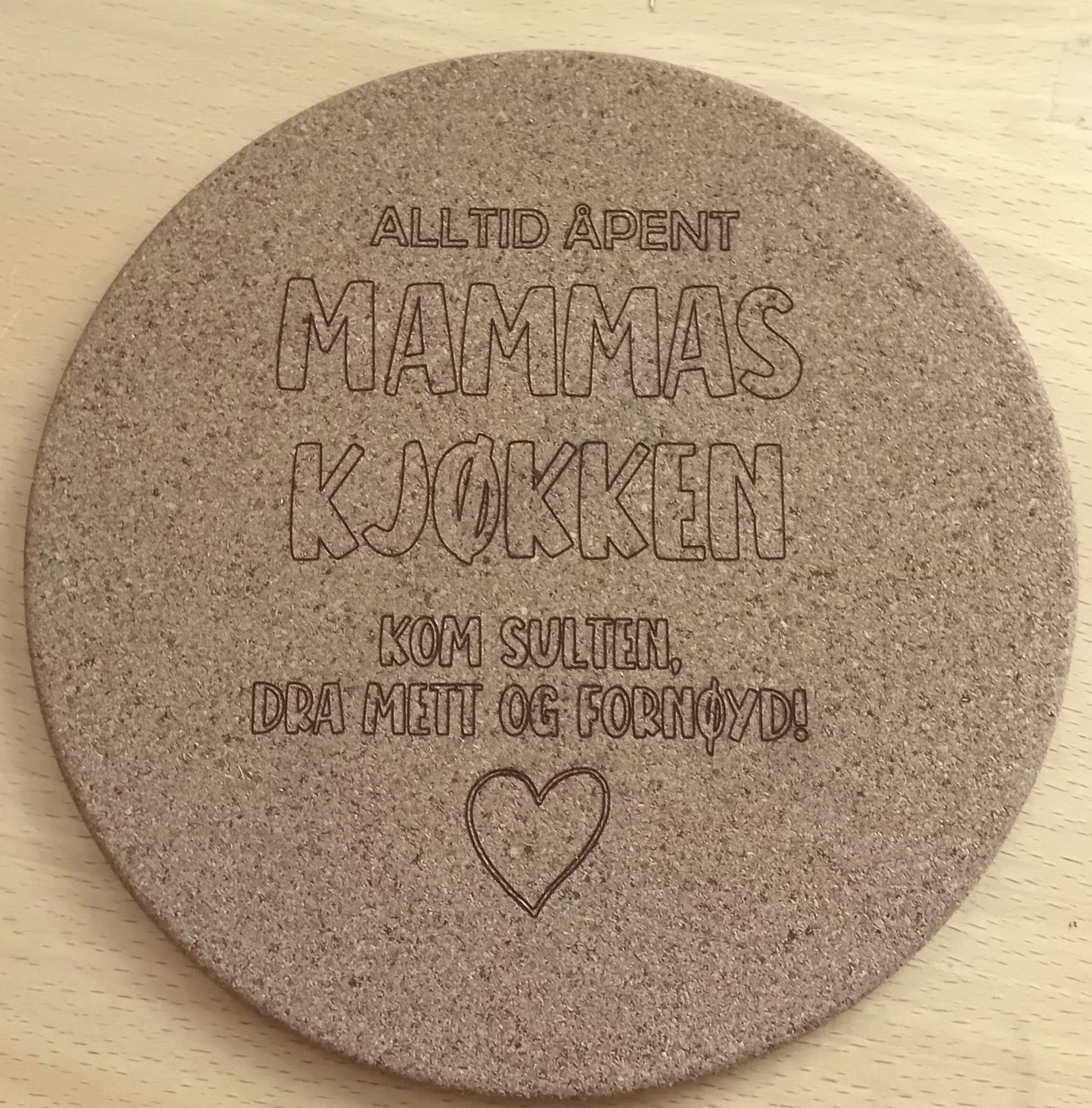 Mammas kjøkken, gravert gryteunderlag