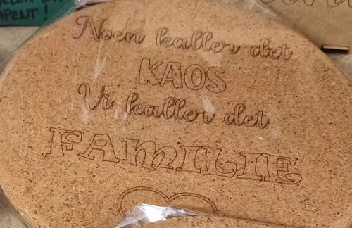 Gravert gryteunderlag Familie/kaos