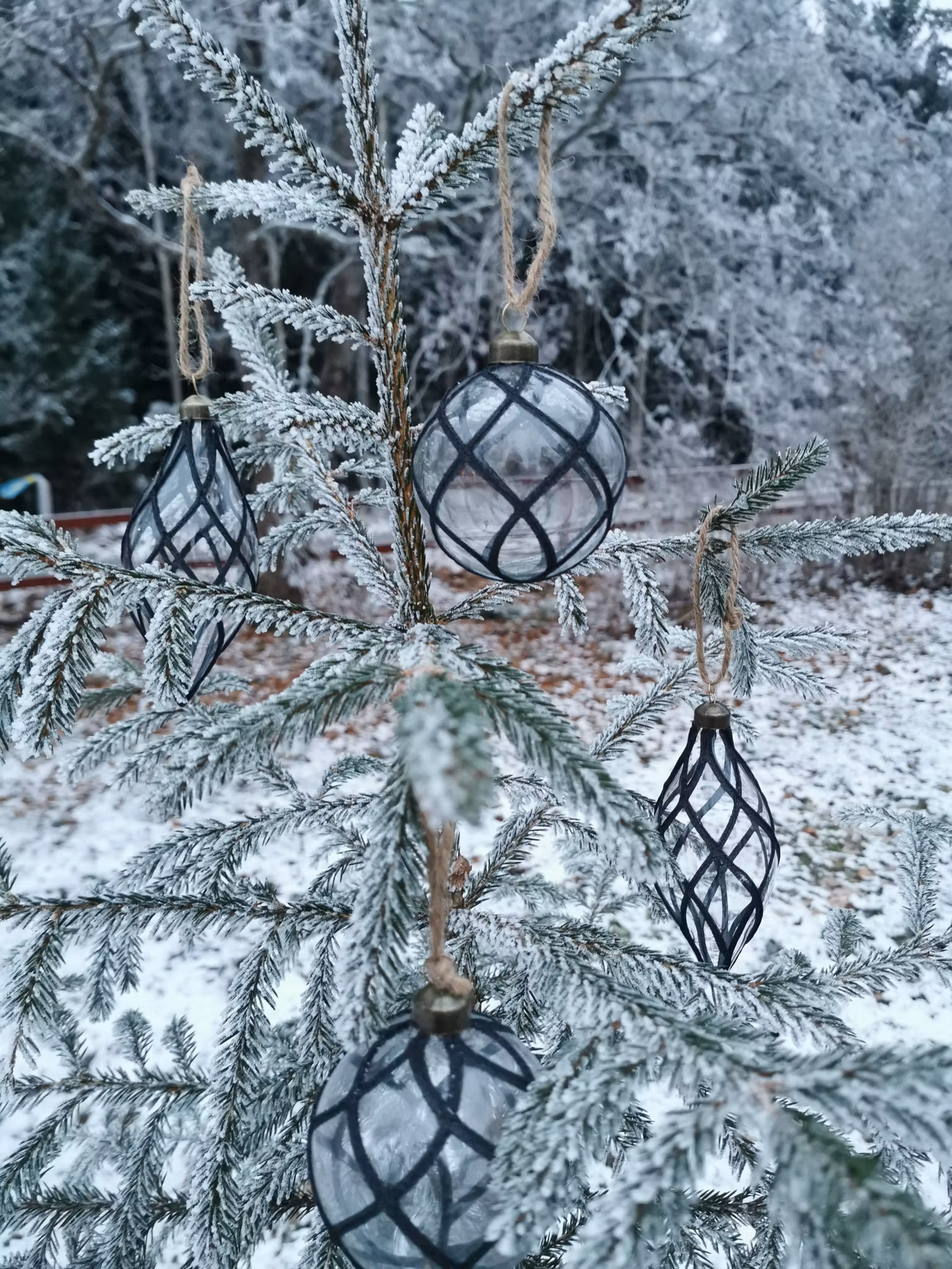 Glaskula 4 pack klarglas med svarta glittiga rutor. .