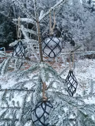 Glaskula 4 pack klarglas med svarta glittiga rutor. .
