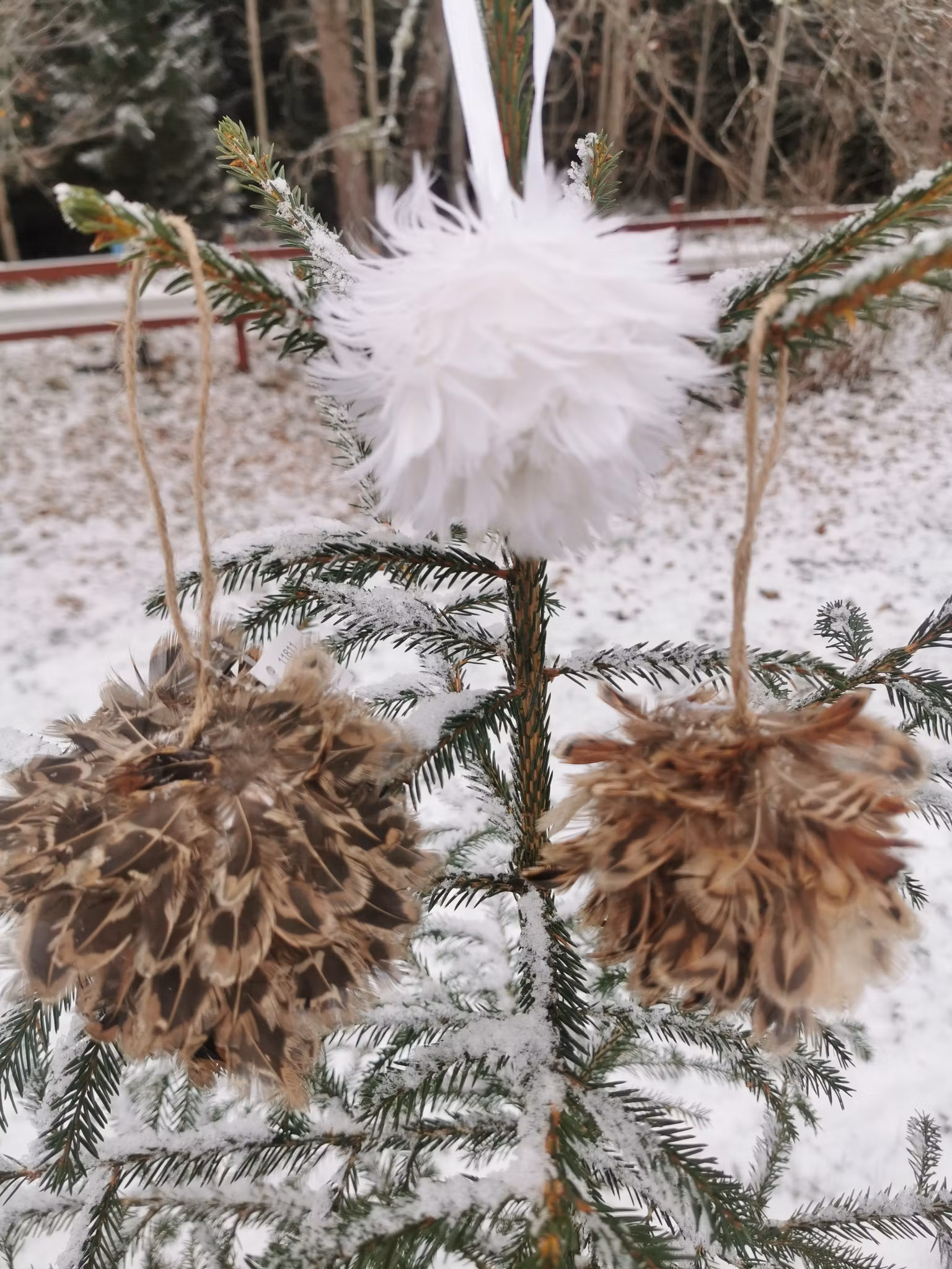 Fjäderbollar till julgranen