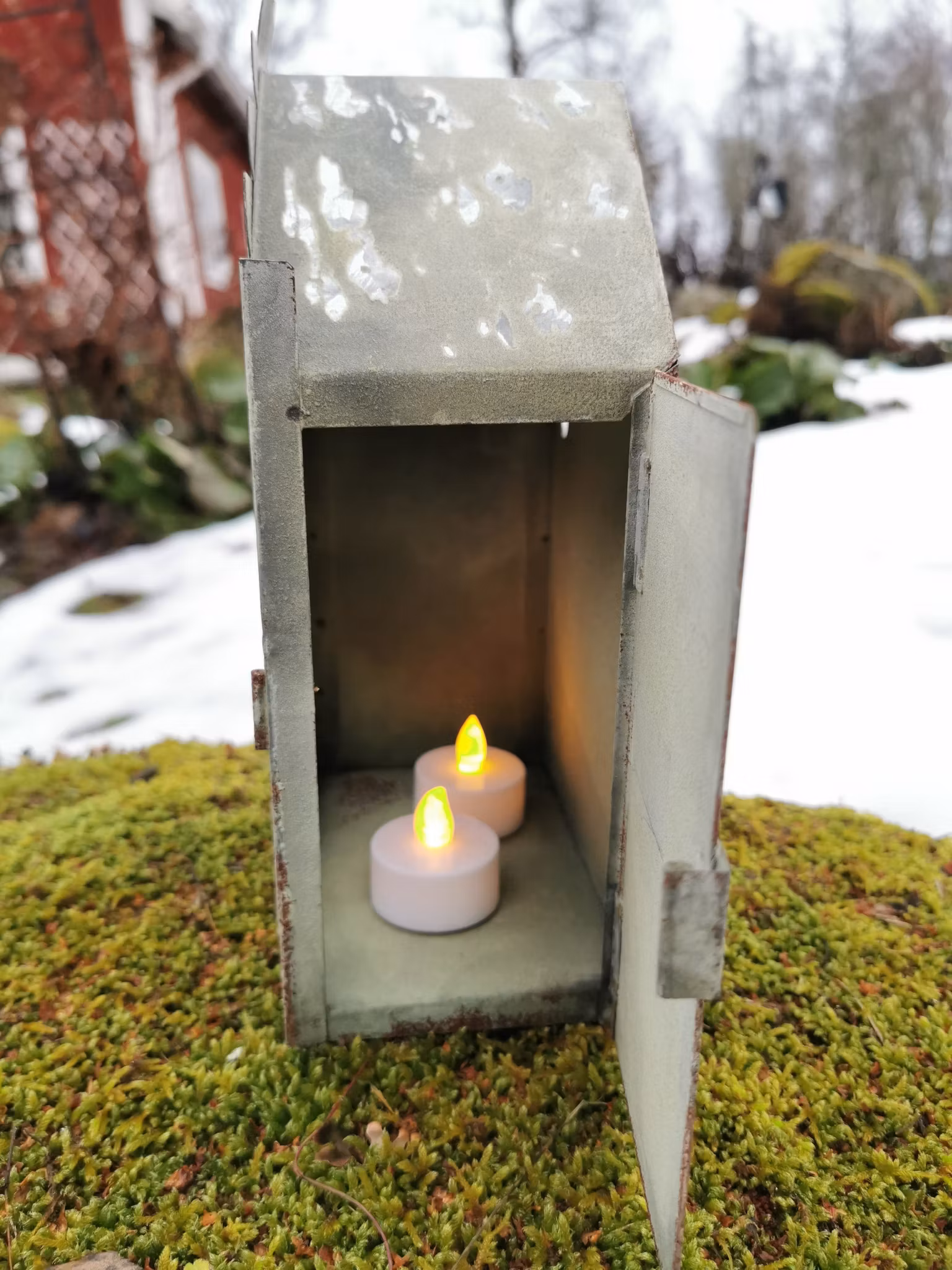 Vackert plåthus - zink- Ljuslykta