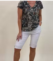 T-shirt med grönt el brunt paisley tryck