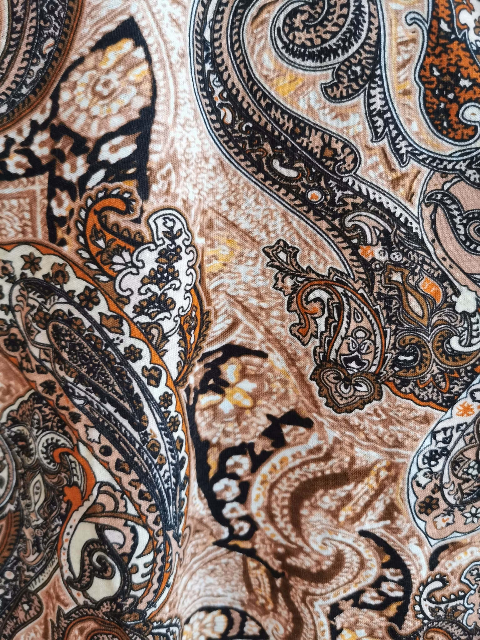 T-shirt med grönt el brunt paisley tryck
