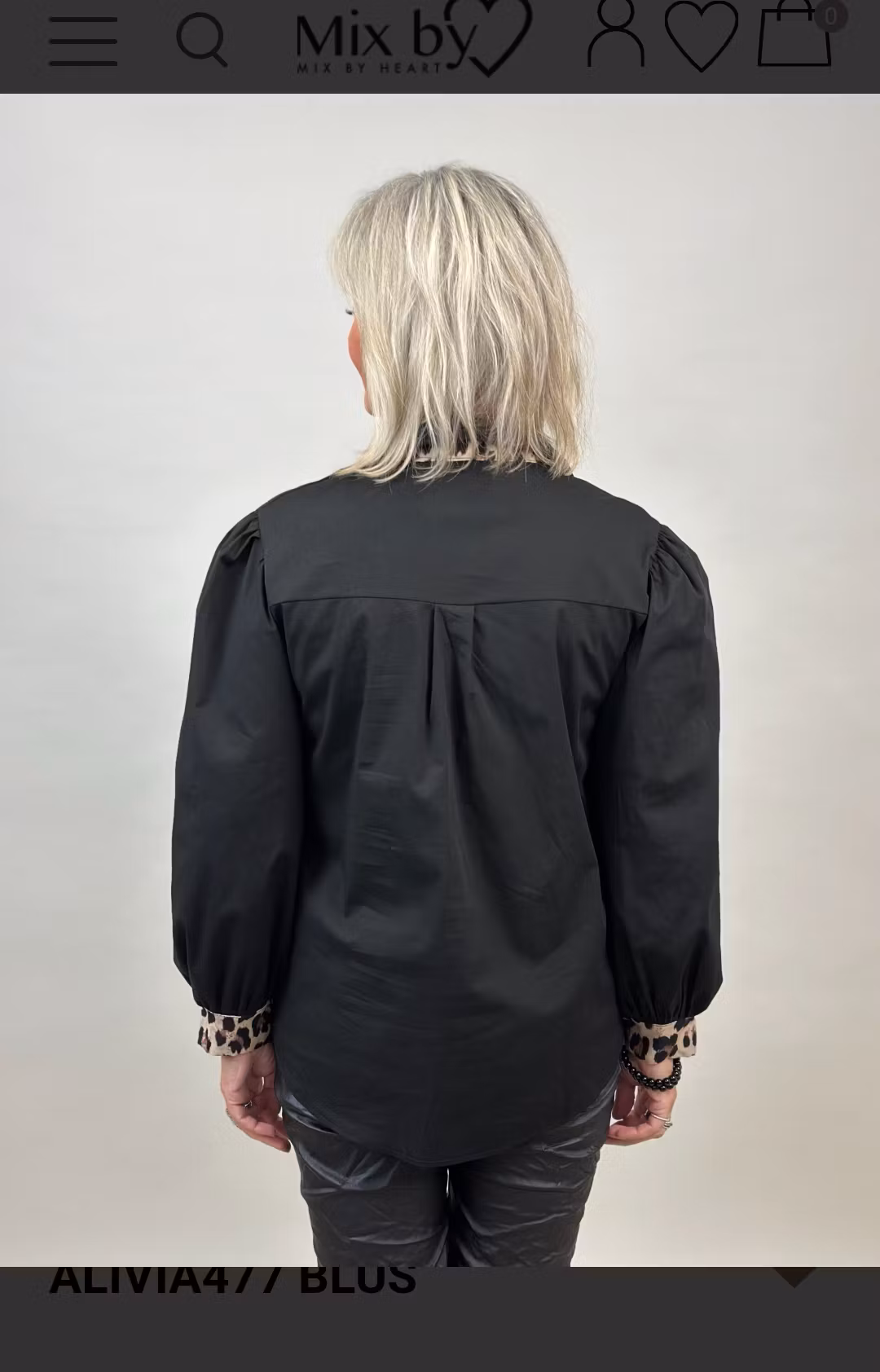 Läcker och snygg blus/skjorta med leodetaljer