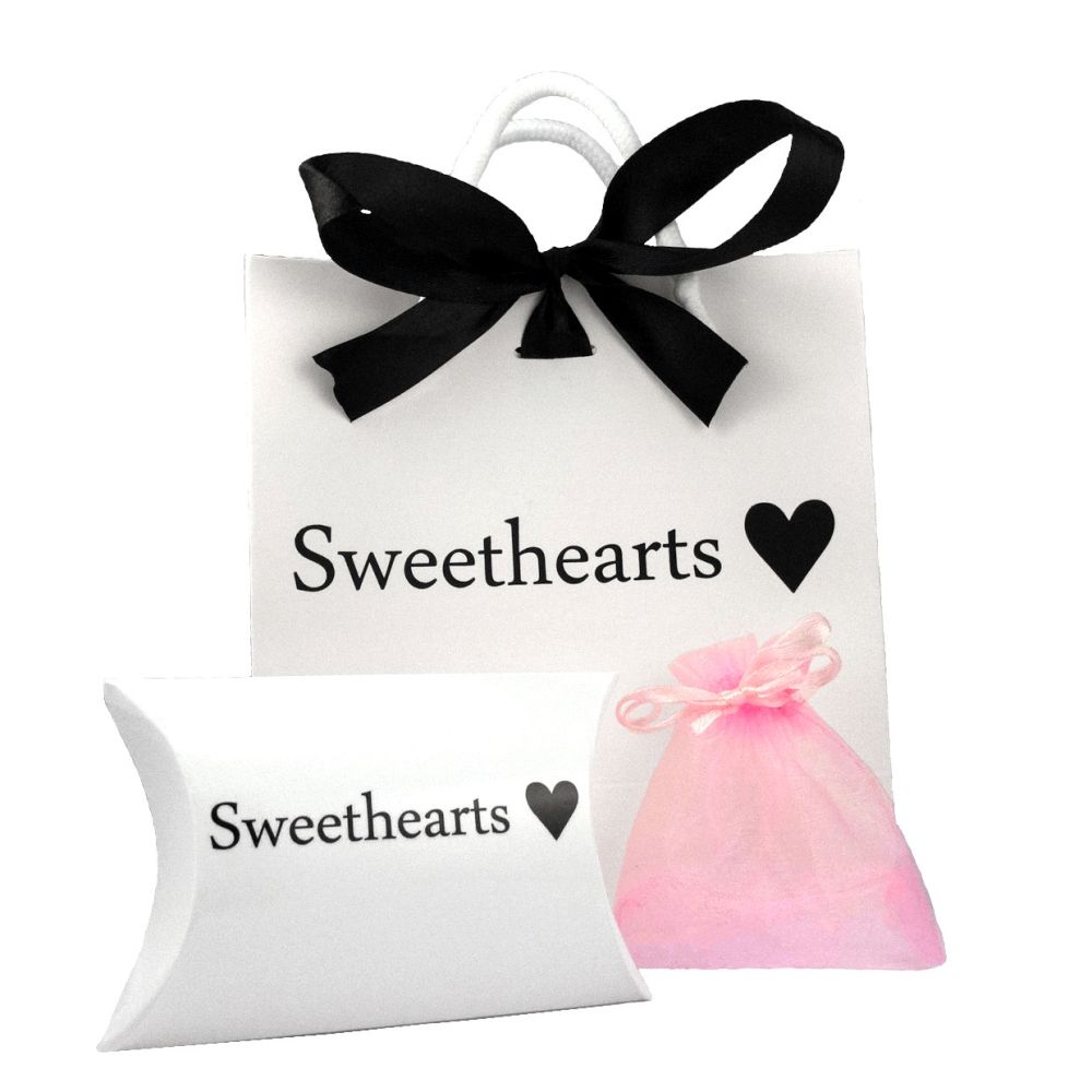 Doppresent flicka - halsband i silver med söt rosa Cupcake