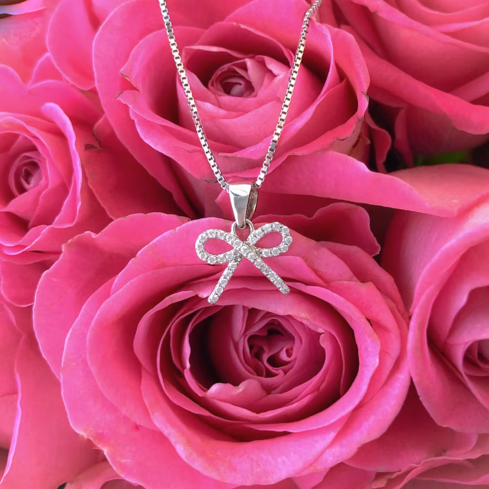 Halsband till barn smal rosett med stenar - ett barnsmycke i silver från Sweethearts