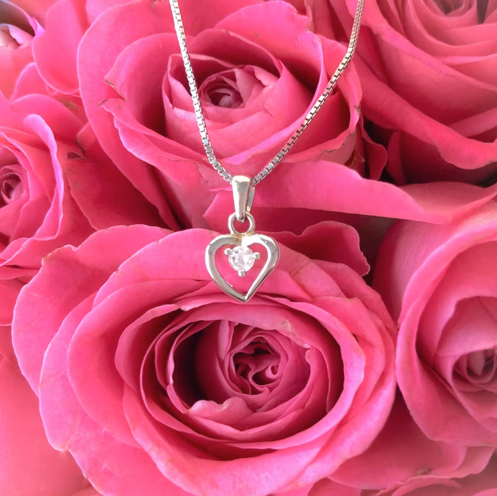 Fint halsband till barn i silver med glittrig sten från Sweethearts barnsmycken