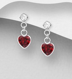 Silverörhängen i sterling silver med hängande röda Hjärtan
