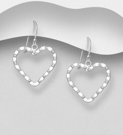 Silverörhängen - hängande hjärtan i hamrat sterling silver