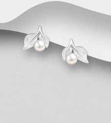 Silverörhängen - eleganta löv med sötvattenpärlor
