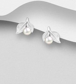 Silverörhängen - eleganta löv med sötvattenpärlor