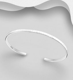 Stelt armband i mönstrad design - cuff armring i silver dam