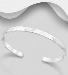 Vackert hamrat armband i cuff design - armring i silver dam