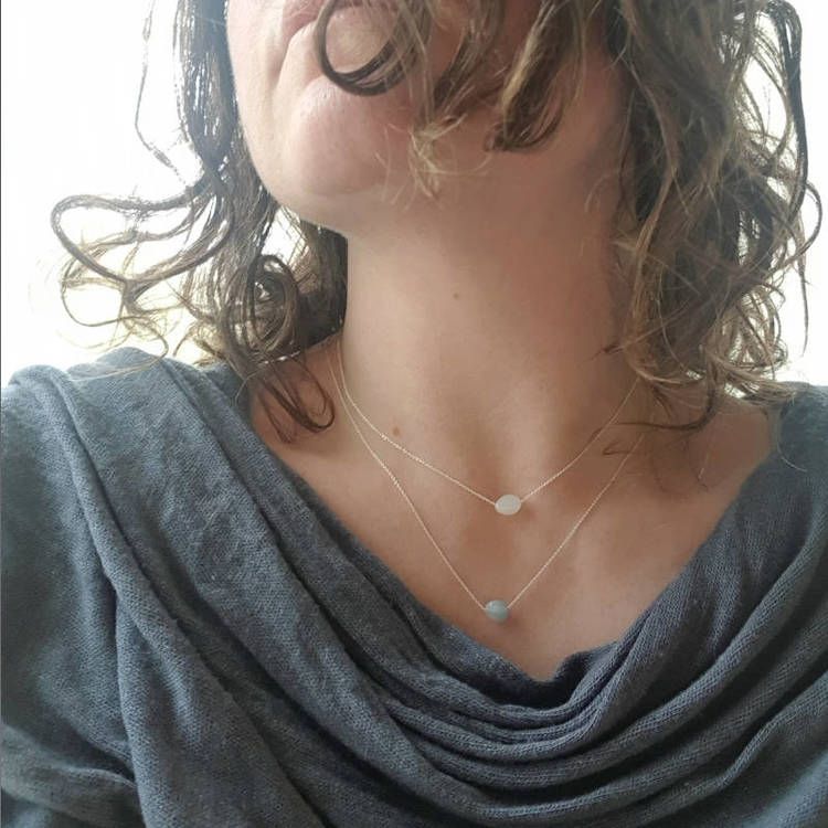 Exempelbild: Silverhalsband Tiny pebbles vit månsten tillsammans med Tiny pebbles akvamarin