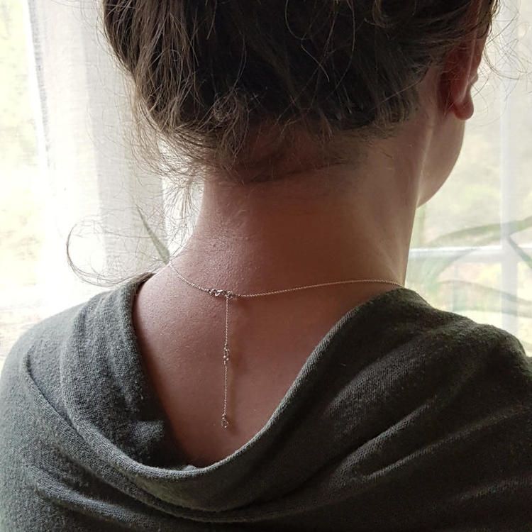Silverhalsband Tiny pebbles detalj vid nacke ned längs rygg, då halsbandet bärs vid de kortare längdlägena