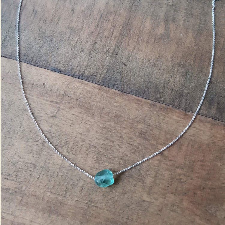 Silverhalsband Tiny pebbles apatit