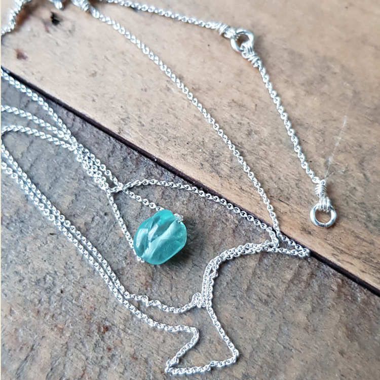 Silverhalsband Tiny pebbles apatit, närbild lås.