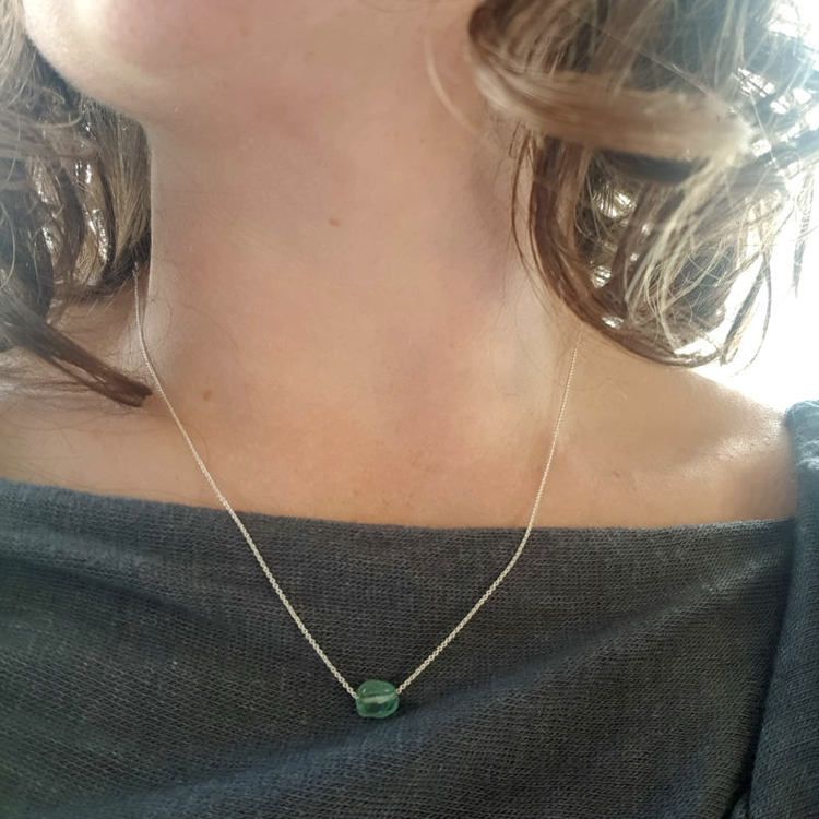 Silverhalsband Tiny pebbles apatit på person. Halsbandets längsta läge.