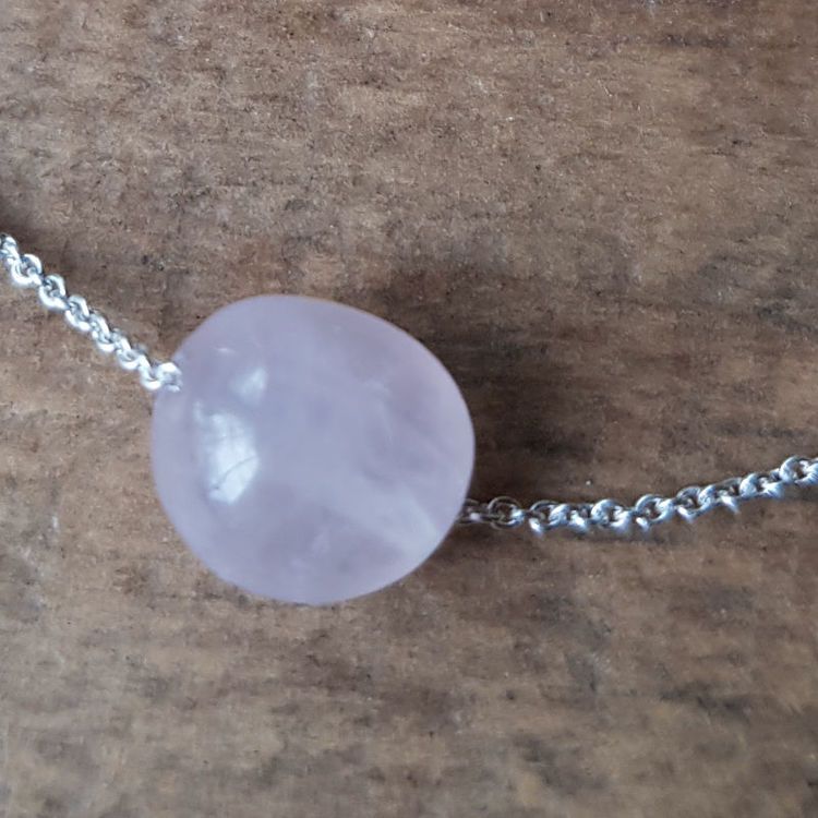 Silverhalsband Tiny pebbles rosenkvarts, ljust rosa/vit nyans.