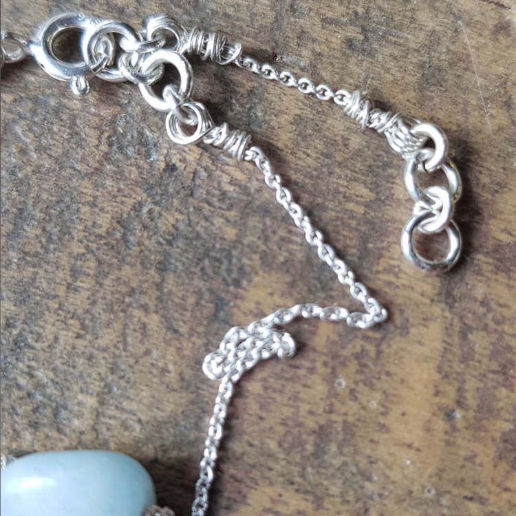 Silverarmband Tiny pebbles akvamarin, närbild lås.