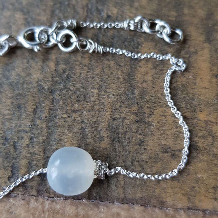 Silverarmband Tiny pebbles vit månsten