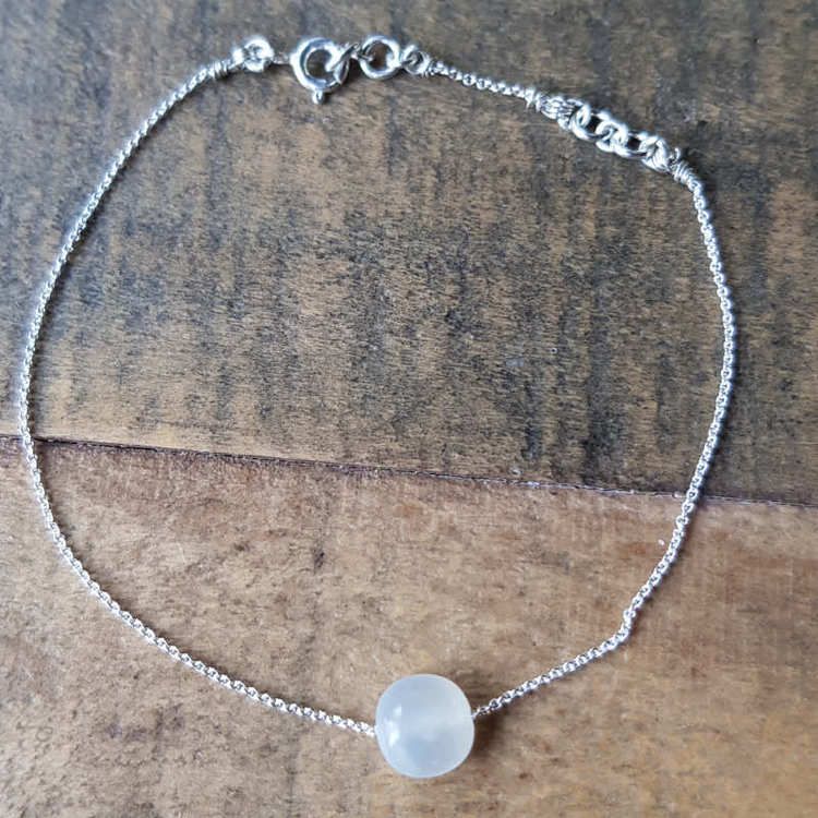 Silverarmband Tiny pebbles vit månsten.