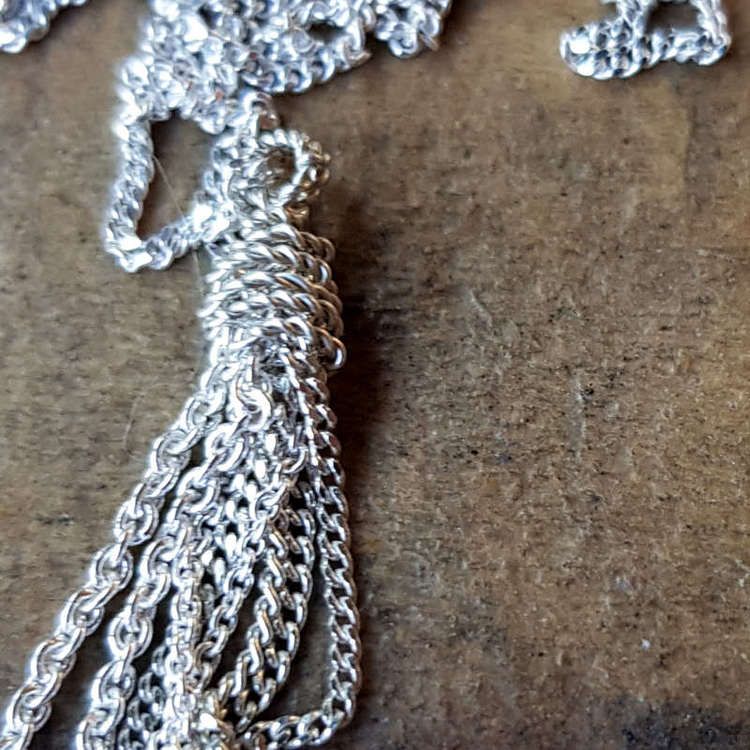 Silverhalsband Feathers delight, närbild