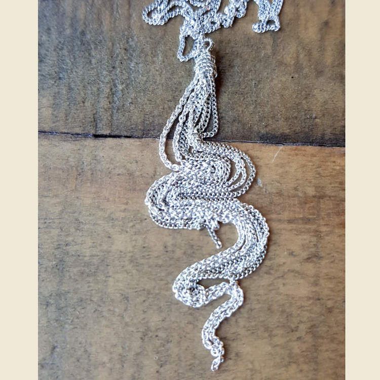 Silverhalsband Feathers delight, närbild hänge