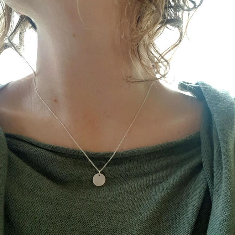 Silverhalsband Grain of sand på person.