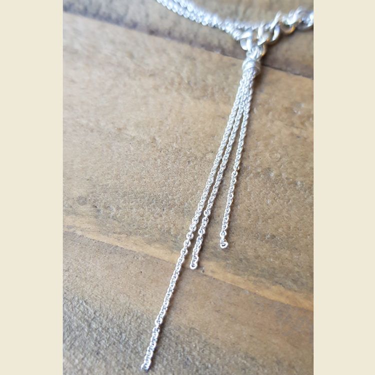 Fotlänk i silver, Feathers delight. Närbild hänge.
