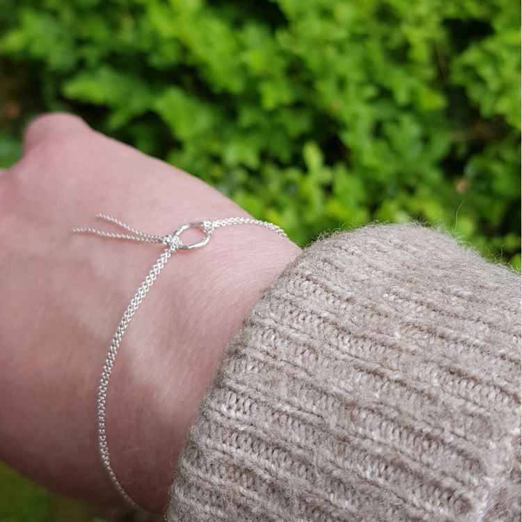 Silverarmband Connected på person.