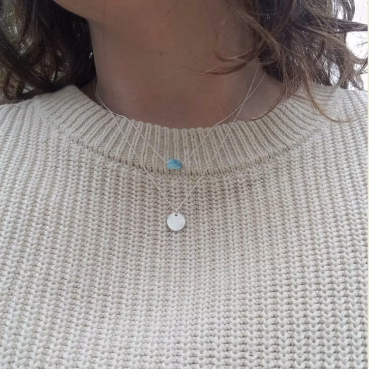 Exempelbild: Silverhalsband Tiny pebbles larimar tillsammans med silverhalsband Grain of sand.