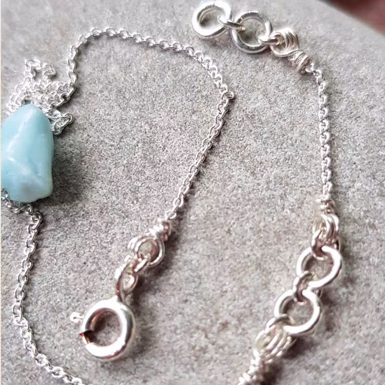 Silverarmband Tiny pebbles larimar, närbild lås.
