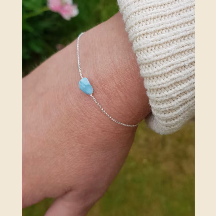 Silverarmband Tiny pebbles larimar på person.