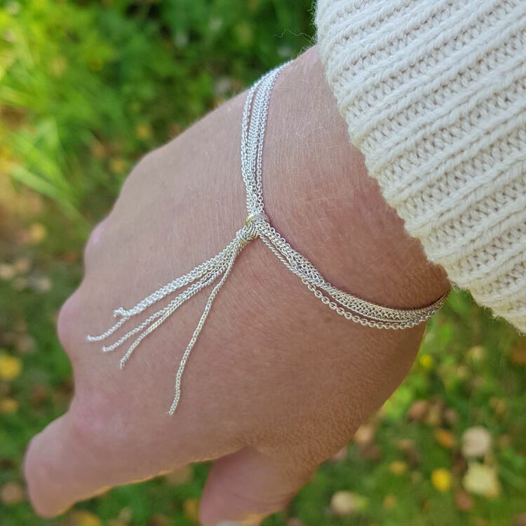 Silverarmband Feathers delight på person