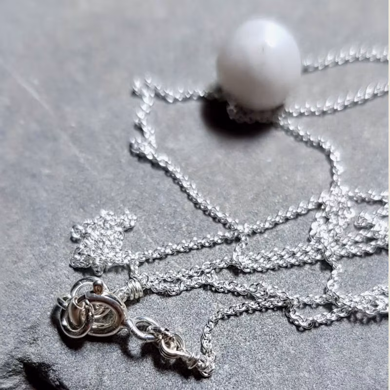 Silverhalsband Sweet simplicity ljus agat short, närbild lås.