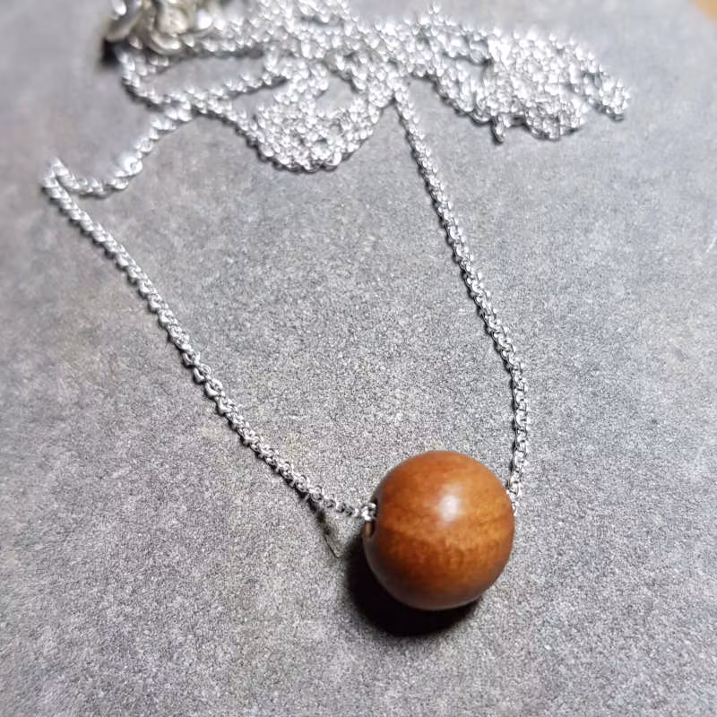 Silverhalsband Sweet simplicity ljus sandelträ short