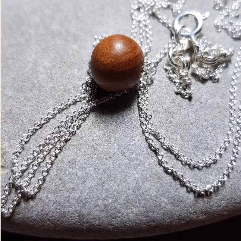 Silverhalsband Sweet simplicity ljus sandelträ short