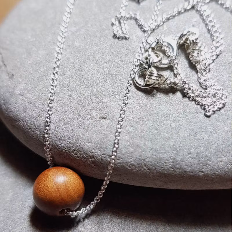 Silverhalsband Sweet simplicity ljus sandelträ short