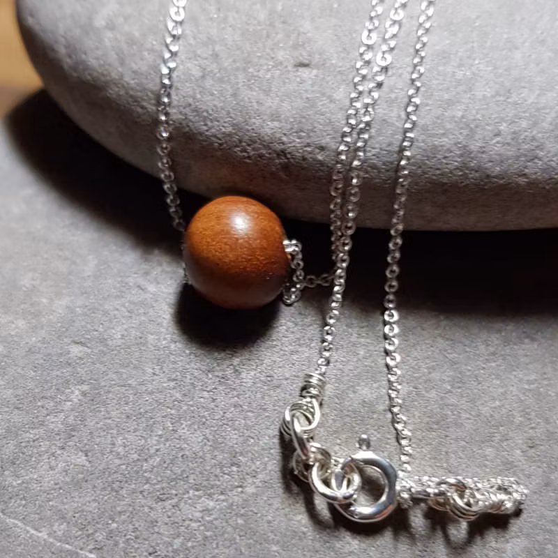 Silverhalsband Sweet simplicity ljus sandelträ short, närbild lås