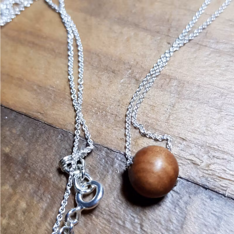 Silverhalsband Sweet simplicity ljus sandelträ short