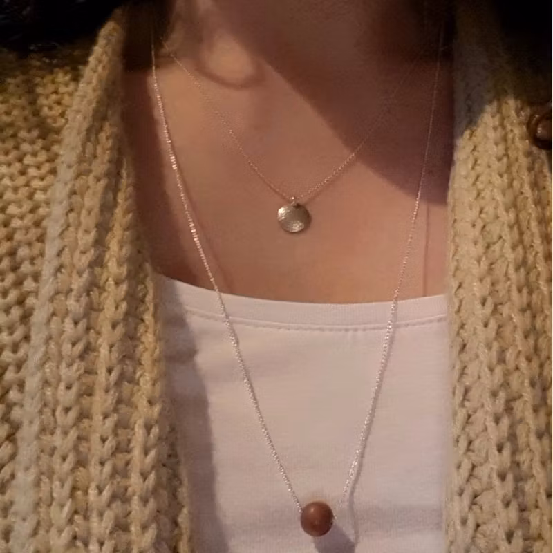 Silverhalsband Sweet simplicity ljus sandelträ short tillsammans med silverhalsband La luna grace