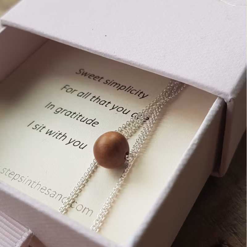 Silverhalsband Sweet simplicity ljus sandelträ i ask