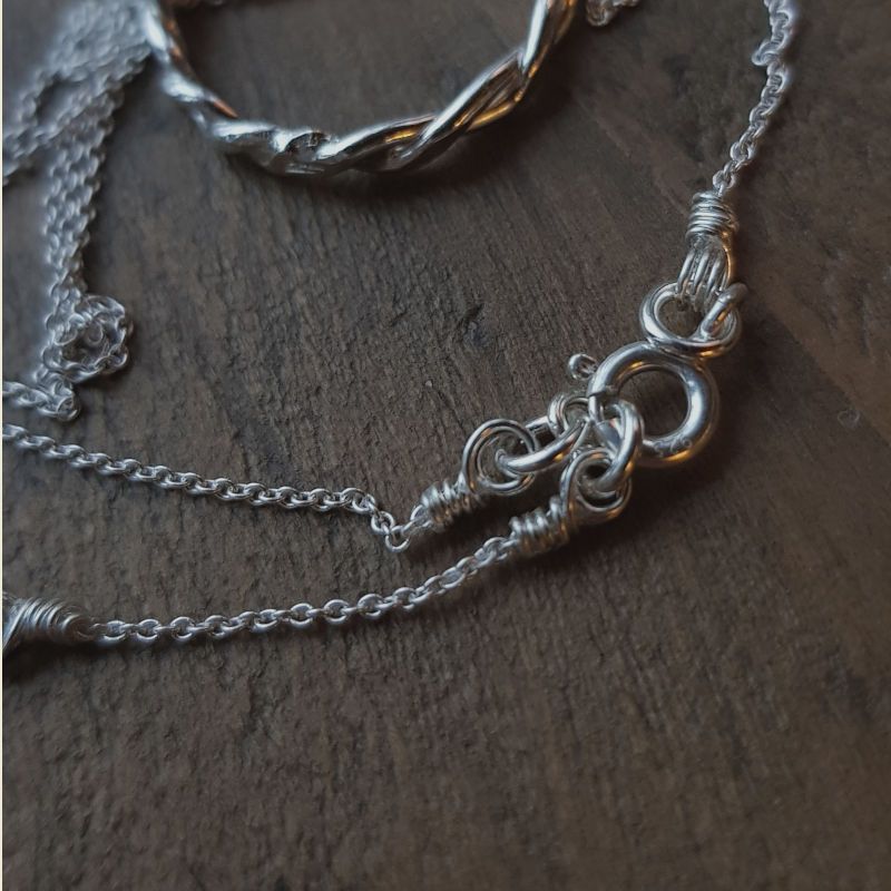 Silverhalsband, detaljbild lås
